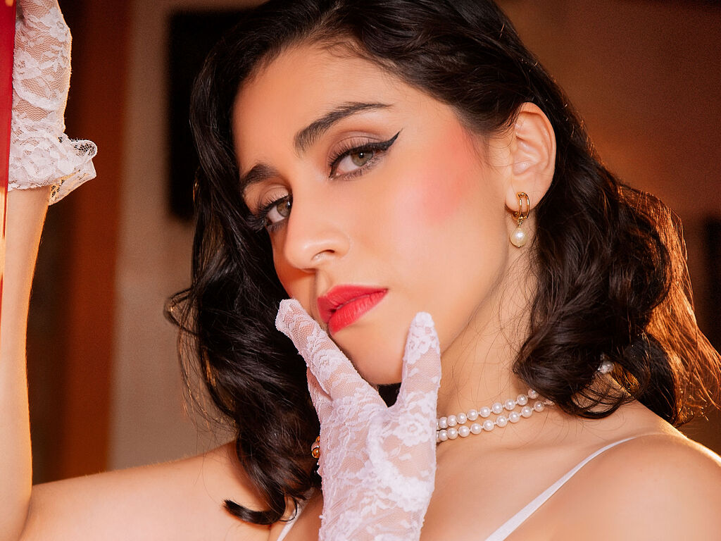 Watch ClaraDuque Live
