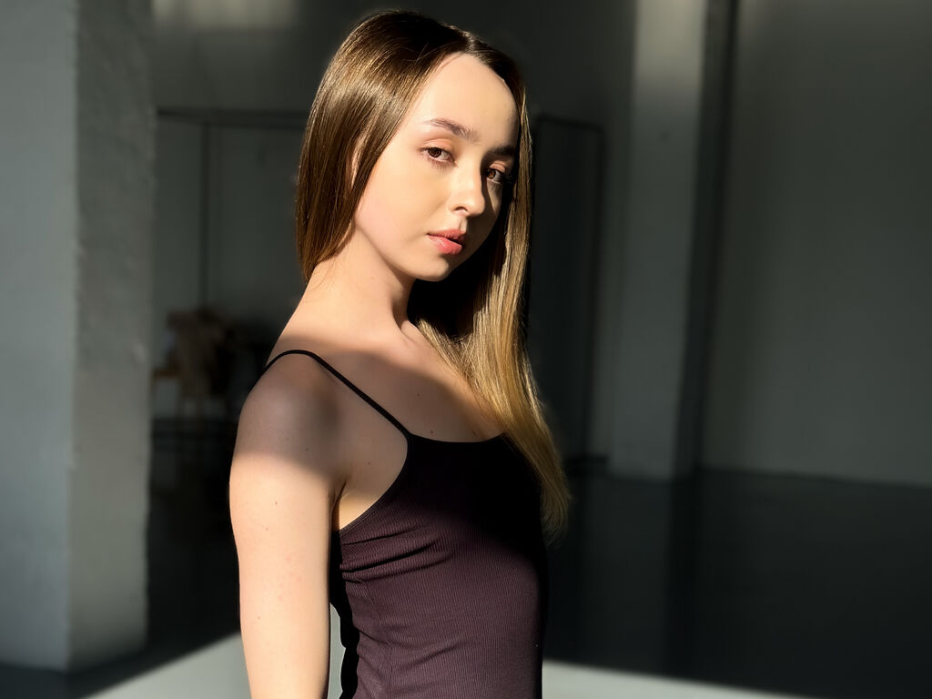 Watch DaphneWood Live