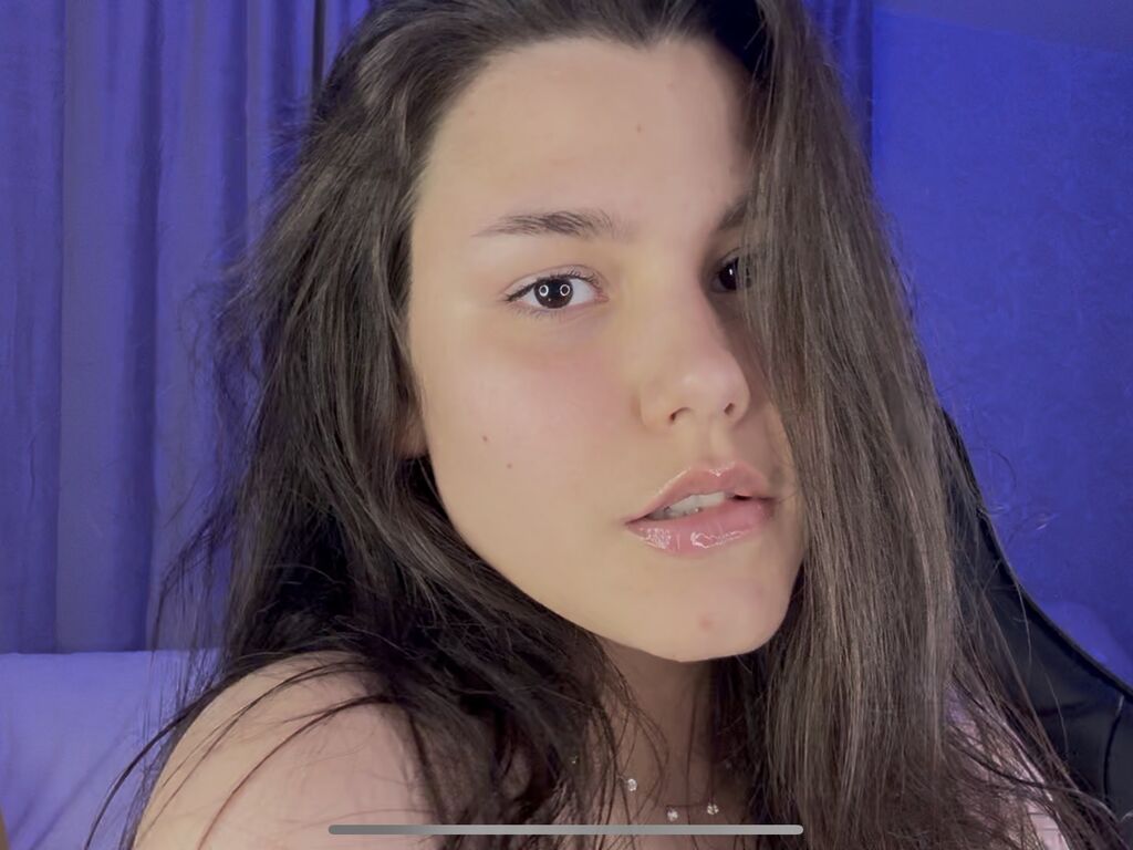Watch EmilyRichardsone Live