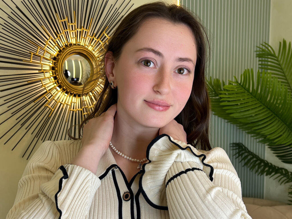 Watch HilaryRoyce Live