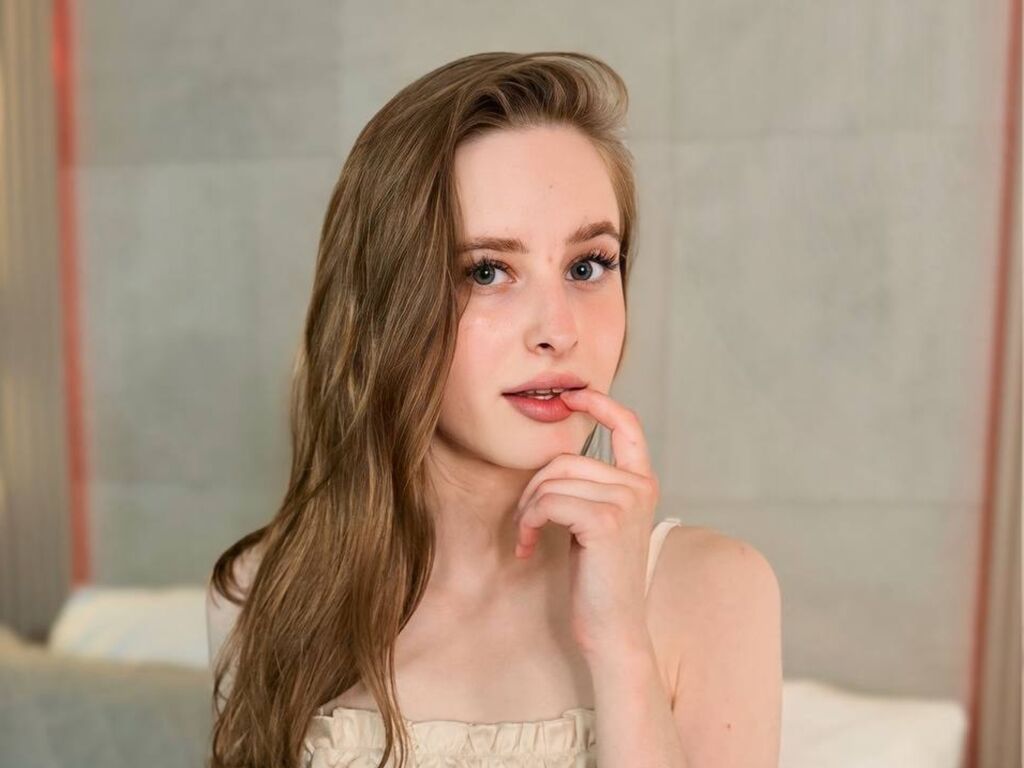 Watch LoraVale Live