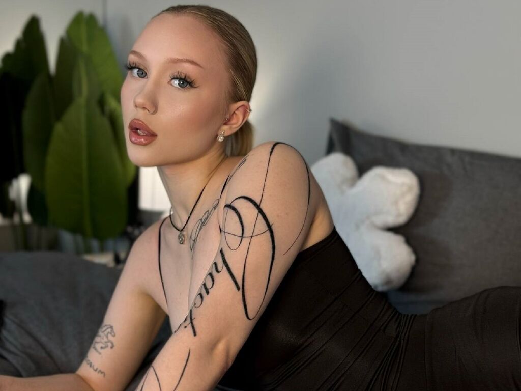 Watch TracySwon Live